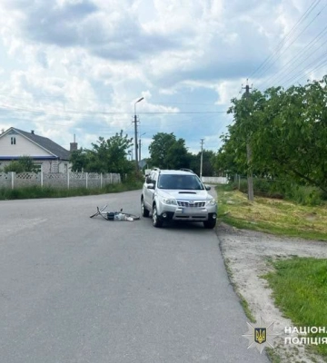 На Житомирщині літній велосипедист виїхав на головну дорогу просто під колеса автомобіля