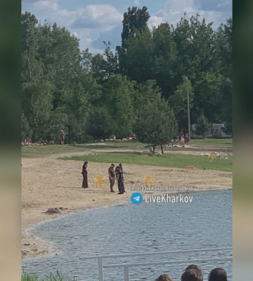 Всех попросили выйти из воды: на Журавлевке нашли подозрительный предмет 