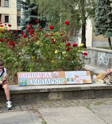 В Ужгороді розпочалася сесія міської ради, біля мерії зібралися люди
