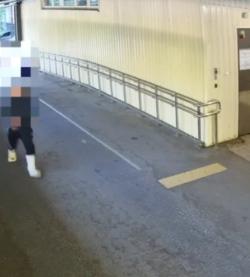 Обидві ноги у гіпсі. У Харкові «рецидивіст зі стажем» втік з-під варти через вікно у лікарняній вбиральні