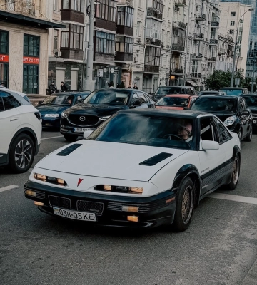 Хай-тек из 80-х: в Киеве засветилось американское авто с очень необычным рулем 