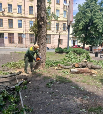 На Соборній площі у Чернівцях завершують роботи з благоустрою