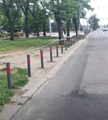 Біля зоопарку встановили огорожу