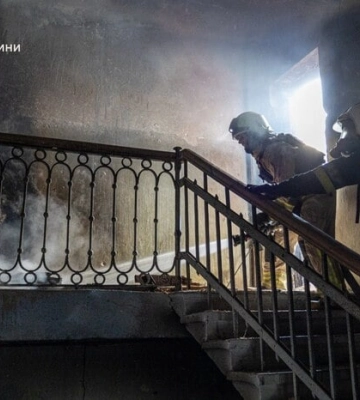 У Харкові російський дрон вдарив у житлову триповерхівку — є постраждалі (, )