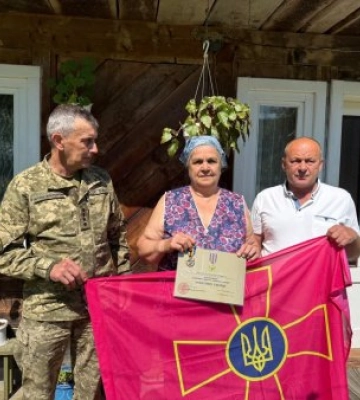 Ціна нашої свободи: на Тячівщині мамі важкопораненого захисника вручили його заслужену нагороду (ФОТО)