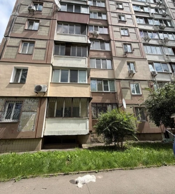 У Києві чоловік викинув з 6-го поверху собаку: пес помер (ФОТО)