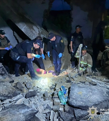 На Одещині поліцейські врятували чоловіка, якого привалило бетонною плитою у занедбаній будівлі. ФОТО