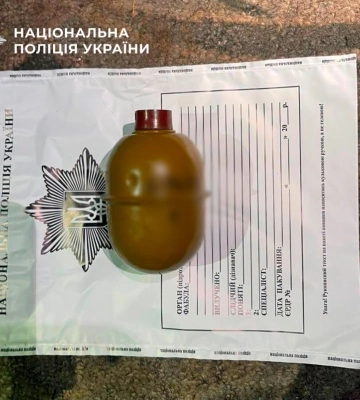Київські поліцейські вилучили у затриманого чоловіка гранату, набої та підривачі. ФОТО