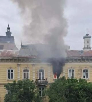 Во Львове в центре города вспыхнул пожар в жилом доме