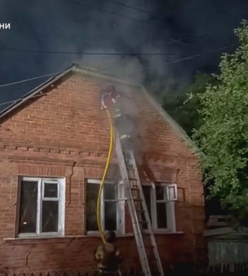 Рашисти вдарили по житловому сектору в Сумах: двоє постраждалих. ВІДЕО+ФОТОрепортаж