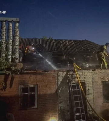 Рашисти завдали удару по житловому сектору у Сумах — є поранені (, )