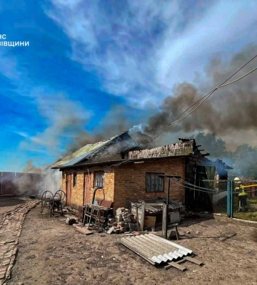 На Львівщині спалахнула господарська споруда, вогонь міг перекинутися на будинок, - ФОТО