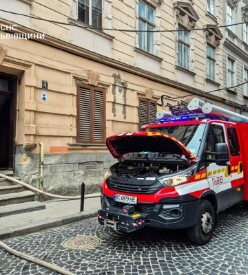 В центрі Львова горить житловий будинок (ВІДЕО)