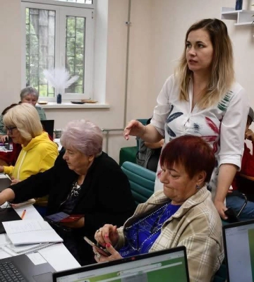 На Миколаївщині для людей старшого віку проводять заняття з цифрової грамотності