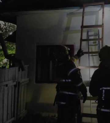 На Дубенщині під час пожежі в будинку рятувальники врятували чоловіка