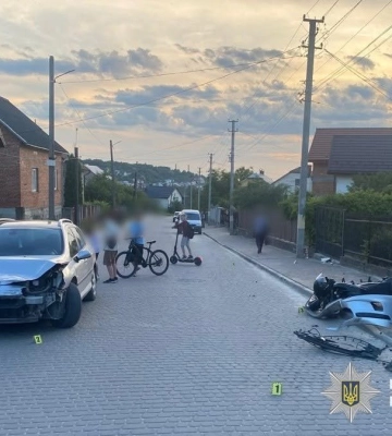 На Львівщині 17-річний водій мотоцикла та його 16-річний пасажир потрапили до лікарні після зіткнення з «Пежо», - ФОТО