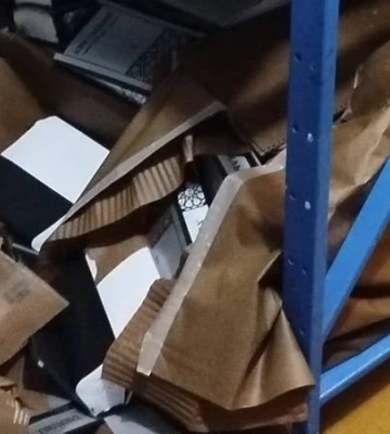 «Пять часов заливало кипятком». В Киеве из-за прорыва теплотрассы затопило склад издательства Смолоскип
