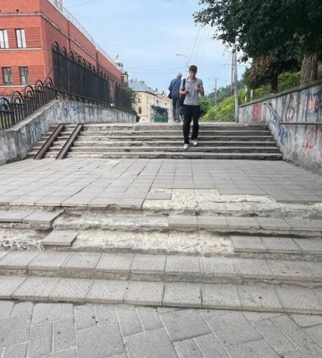 На перетині пр. Чорновола — вул. Кушевича облаштовують нові сходи, пандус та перила
