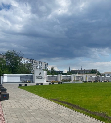 Зі стели загиблих у Черкасах викрали прапор. Правоохоронці втановлюють особу