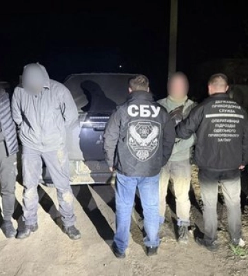 Перекрили трансфер до кордону за $13 тисяч: на Одещині затримали трьох учасників схеми. ФОТОрепортаж