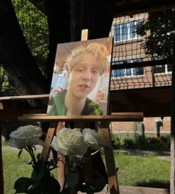«Мечтал путешествовать по миру». В Киеве попрощались с 12-летним Гришей Глушичем, который погиб в результате ДТП на Чоколовском бульваре