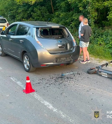У Рівному 14-річний хлопець на електросамокаті врізався в авто: підлітка госпіталізували