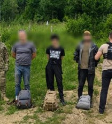 Чоловіки масово втікають через гори до Словаччини: на Закарпатті прикордонники затримали трьох чоловіків
