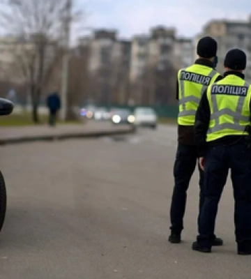 У Гребінці судили правоохоронця, який побив колегу, під час патрулювання