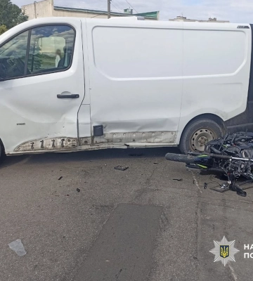 Підлітки на мотоциклі потрапили у лікарню через аварію з мінівеном у Каневі