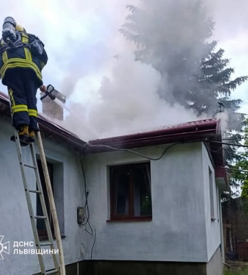 У Золочівському районі ліквідували пожежу в житловому будинку