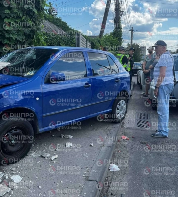 У Дніпрі на Янтарній Skoda влетіла у бетонний паркан після ДТП