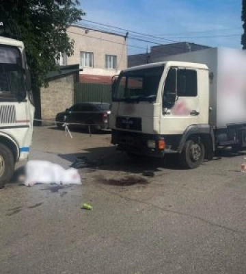 Грузовик врезался в людей, выходивших из автобуса на Закарпатье: двое погибших и трое раненых