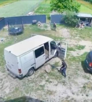На Волині чоловіки, озброєні сокирами та лопатами, напали на працівників ТЦК
