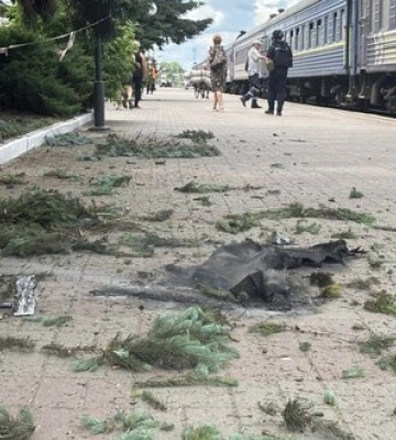 У Сумах уламки російського дрона впали на залізничний вокзал: поранені четверо людей. ФОТО