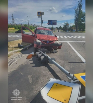 В Харькове пьяный водитель влетел в светофор