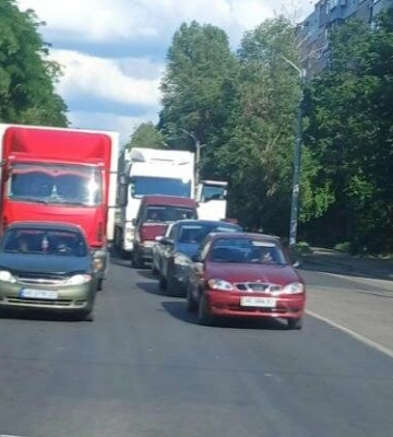 На лівому березі Дніпра тимчасово обмежать рух транспорту