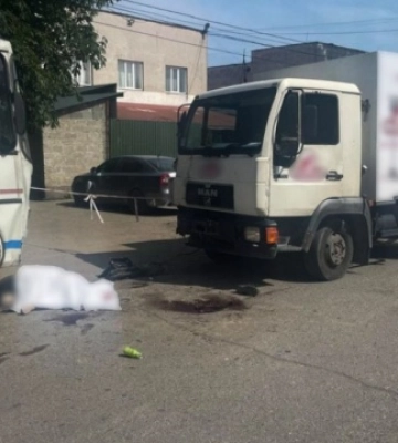 На Закарпатті вантажівка влетіла в людей, які виходили з автобуса: є загиблі  (ФОТО)