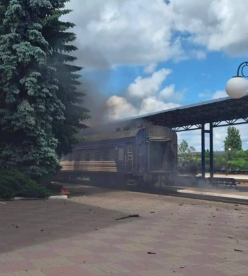 Оккупанты атаковали Сумы «шахедом», обломки упали на пассажирский поезд