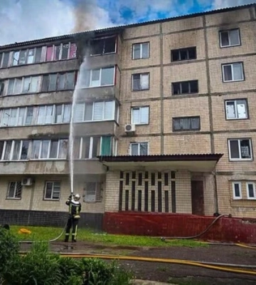 Пожежа на Броварщині: вогонь охопив дах багатоповерхівки, є постраждалий 