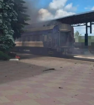 У Сумах окупанти завдали удару дроном по вокзалу, уламки впали на пасажирський поїзд