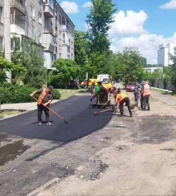 Комунальники наводять лад на дорогах Харкова 