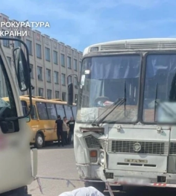 На Закарпатті вантажівка в’їхала у людей, які виходили з автобуса: є загиблі 