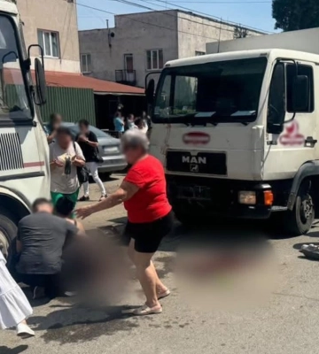 Грузовик влетел в людей, которые выходили из автобуса на Закарпатье — есть жертвы
