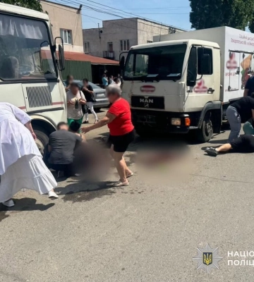 Вантажівка влетіла у людей, які виходили з автобуса на Закарпатті — є жертви