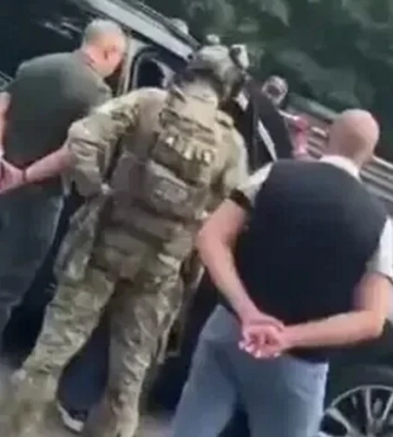 На виїзді з Києва правоохоронці заблокували елітний позашляховик з колишнім очільником Одеського ТЦК, якого підозрюють у хабарництві