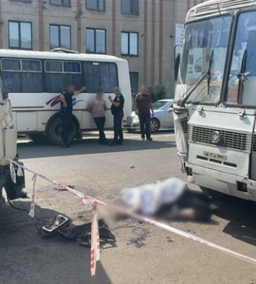 В Закарпатье грузовик въехал в людей, которые выходили из автобуса