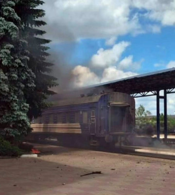 У Сумах через атаку дрона загорівся пасажирський потяг до Рахова