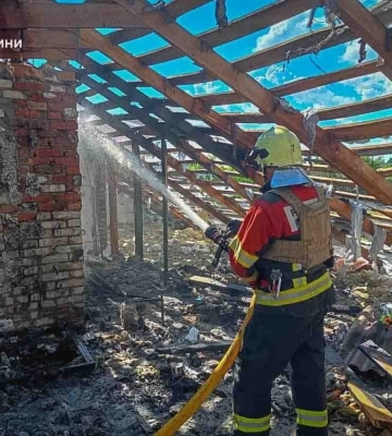 Росіяни атакували Сумщину: рятувальники загасили пожежі, є поранені цивільні 