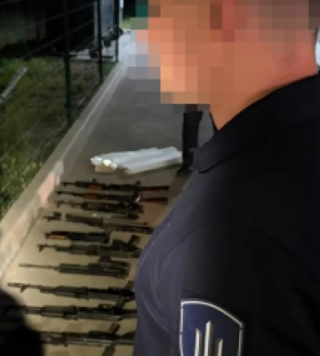 Правоохранителя подозревают в торговле оружием на Кировоградщине: во время обысков обнаружили арсенал и паспорта РФ