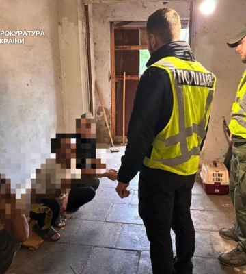 У Києві повідомлено про підозру зловмисникам, які вербували людей та утримували їх у трудовому рабстві
